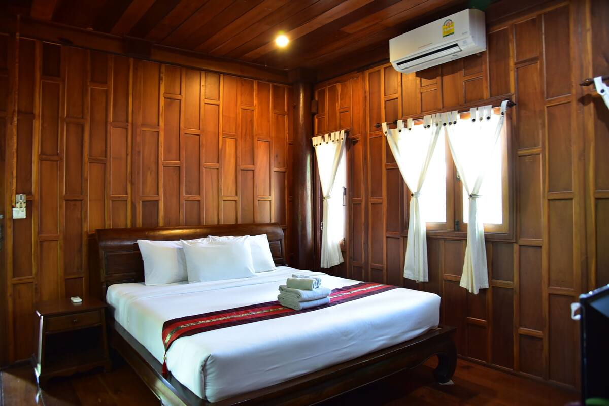 Bungalow with Pool View | Minibar, brankas, dan tempat tidur lipat/tambahan
