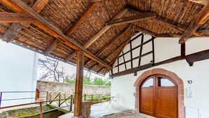 Ein traditionelles Gebäude mit Holzdach und Steinmauer.