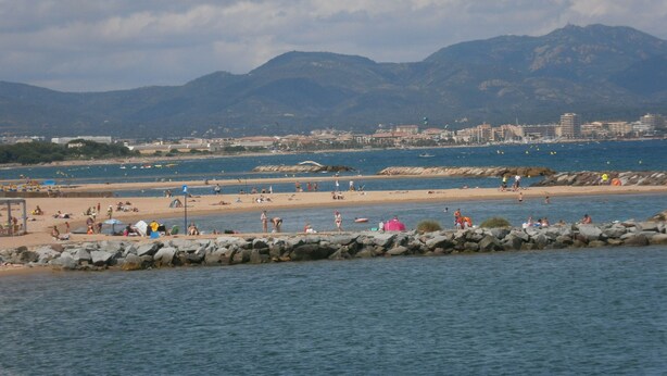 A beach with rocky breakwaters, a sandy shore, and a mountainous backdrop. - semi-detached villa joint ownership of 7 villa located between st raphaél st tropez (Fréjus)
