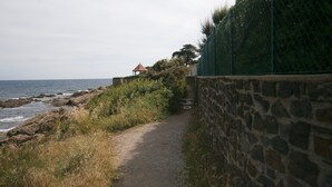 A coastal path with a stone wall and a fence, leading to a gazebo by the sea. - semi-detached villa joint ownership of 7 villa located between st raphaél st tropez (Fréjus)