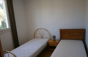 2 chambres, fer et planche Ă repasser