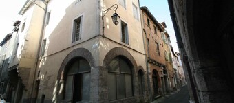 Byhus med terrasse på taget af gamle Cahors