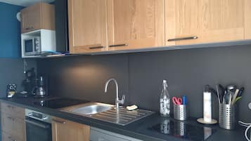 Réfrigérateur, micro-ondes, plaque de cuisson, lave-vaisselle