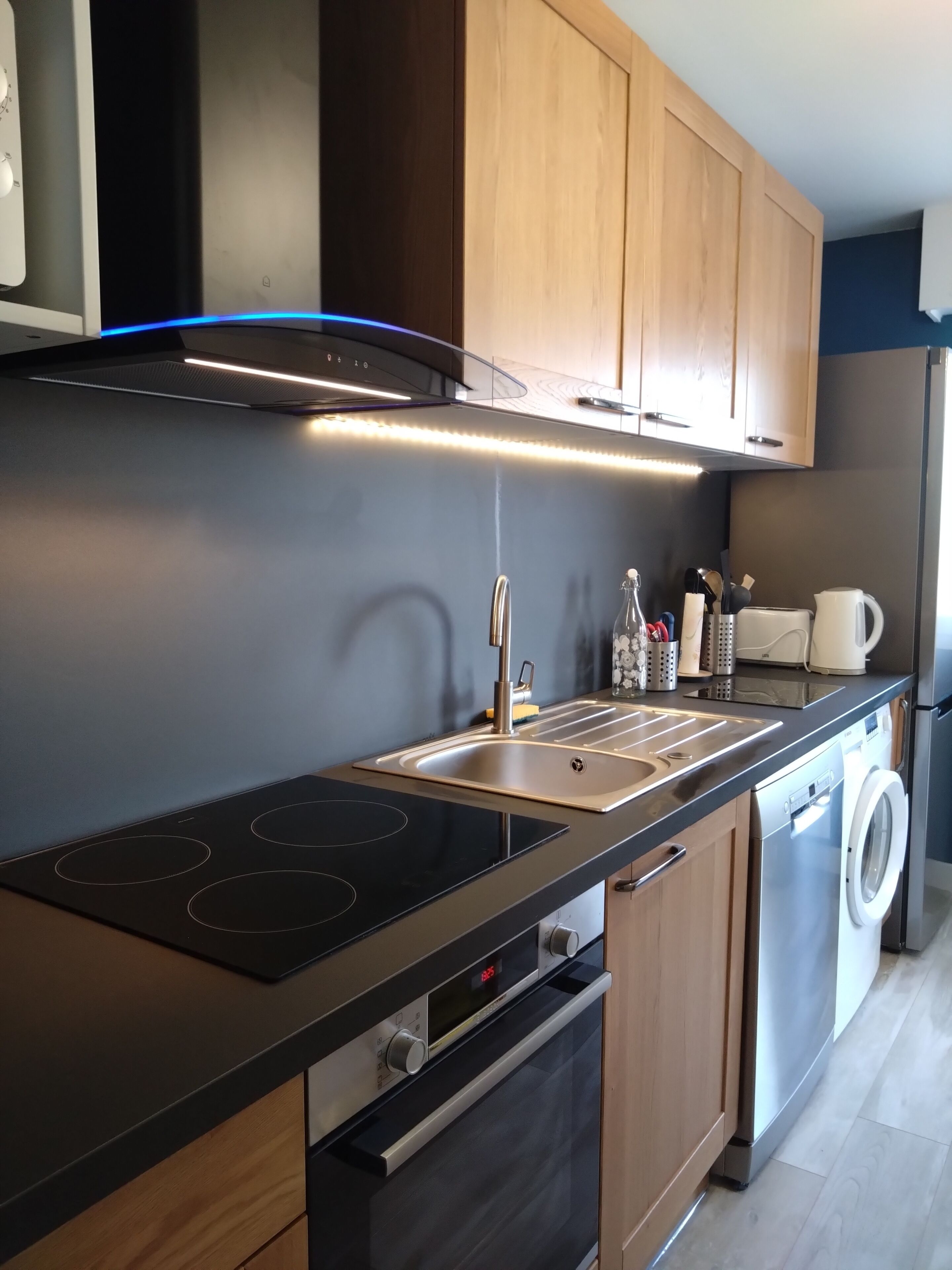 Fridge, microwave, stovetop, dishwasher