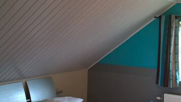 4 slaapkamers, een strijkplank/strijkijzer, wifi