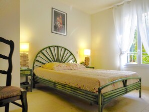 2 bedrooms, iron/ironing board, free WiFi, bed sheets - LUXURY T3 WITH GARAGE 150m FROM THE PORT (Sanary-Sur-Mer)