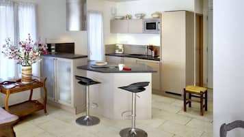 Geladeira, micro-ondas, fogĂŁo, cooktop