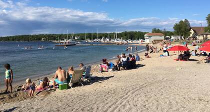 Rannanäkymät, pääsy rantapuistoon, keskustan mukavuus!