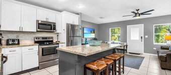 Villa in North Miami Beach mit Pool und Grill. Ideal für Familien! Minuten zum Strand!