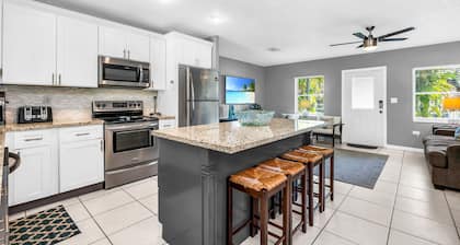 Pohjois-Miami Beachin huvila uima-altaalla ja grillillä. Ihanteellinen perheille! Minuuttia rannalta!