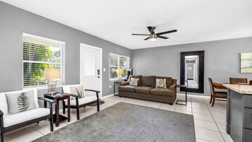 スマートテレビ、書庫、PC モニター