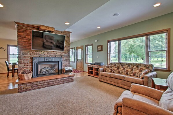 تلفزيون، مدفأة، مشغل دي في دي