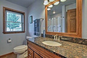 Bañera con ducha, secador de pelo, toallas, jabón