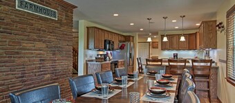 CLOSE TO CASTLE ROCK LAKE AND WI DELLS! GREAT FOR GROUPS OR MULTIPLE FAMILIES