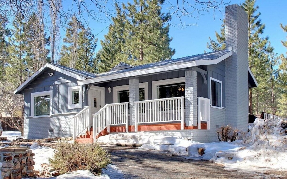 Charming Mountain Home 3 Bedroom, with WiFi, Hot Tub, Deck and Foosball Table