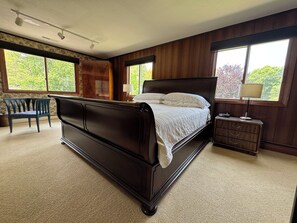 3 bedrooms, desk, iron/ironing board, free WiFi