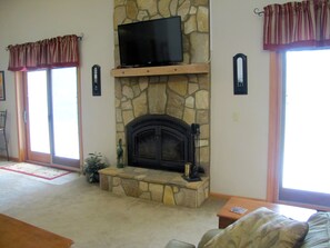 Älytelevisio, takka, DVD-soitin, kirjoja