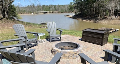 Lake Nottely Vacation Rental, Blairsville. King Beds. Pontoon boat available