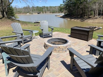 Lake Nottely Vacation Rental, Blairsville. King Beds. Pontoon boat available