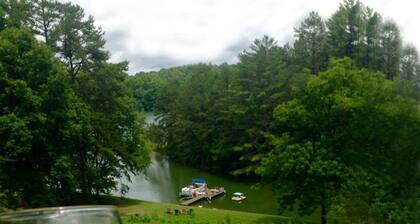 Lago Nottely Hideaway, Blairsville, Georgia. Barco pontón disponible