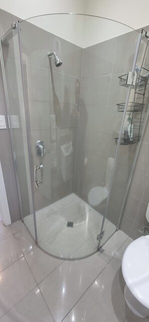 Panoramic Apartment, 2 Bedrooms, Non Smoking | Bathroom | Shower, hair dryer, towels - Akaroa Vista (Akaroa)
