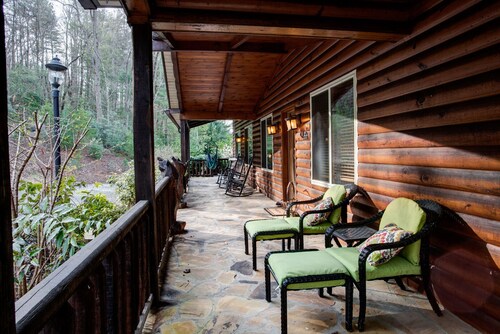 Bear Bottom Cabin | Spacious 3 BR Cabin Just Outside Asheville!