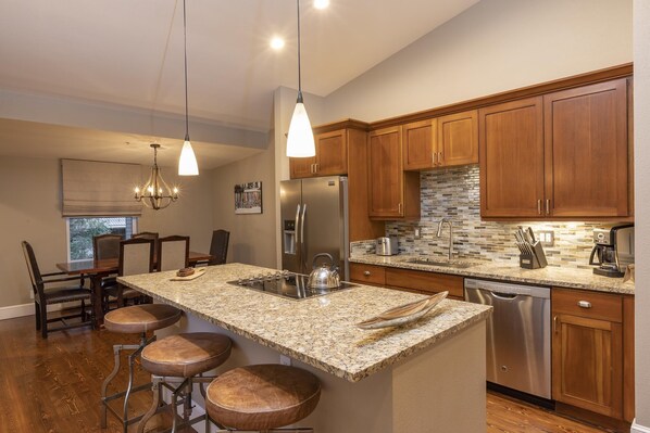 Réfrigérateur, four à micro-ondes, un four, surface de cuisson