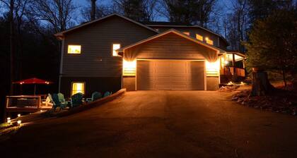 Blackberry Lodge - Close to Asheville with hot tub, fire pit, billiards, and game room.