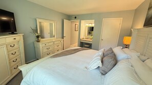 3 habitaciones, escritorio y tabla de planchar con plancha 