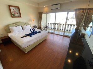 Deluxe Double Room with Sea View | Minibar, in-room safe, free wired Internet - At Sea Hotel Pattaya (Pattaya)