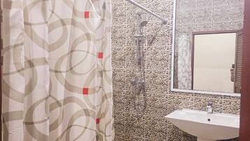Standard-Doppelzimmer | Badezimmer | Kostenlose Toilettenartikel