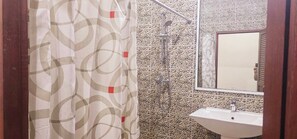 Standard-Doppelzimmer | Badezimmer | Kostenlose Toilettenartikel