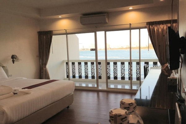 Deluxe Double Room with Sea View | Minibar, in-room safe, free wired internet