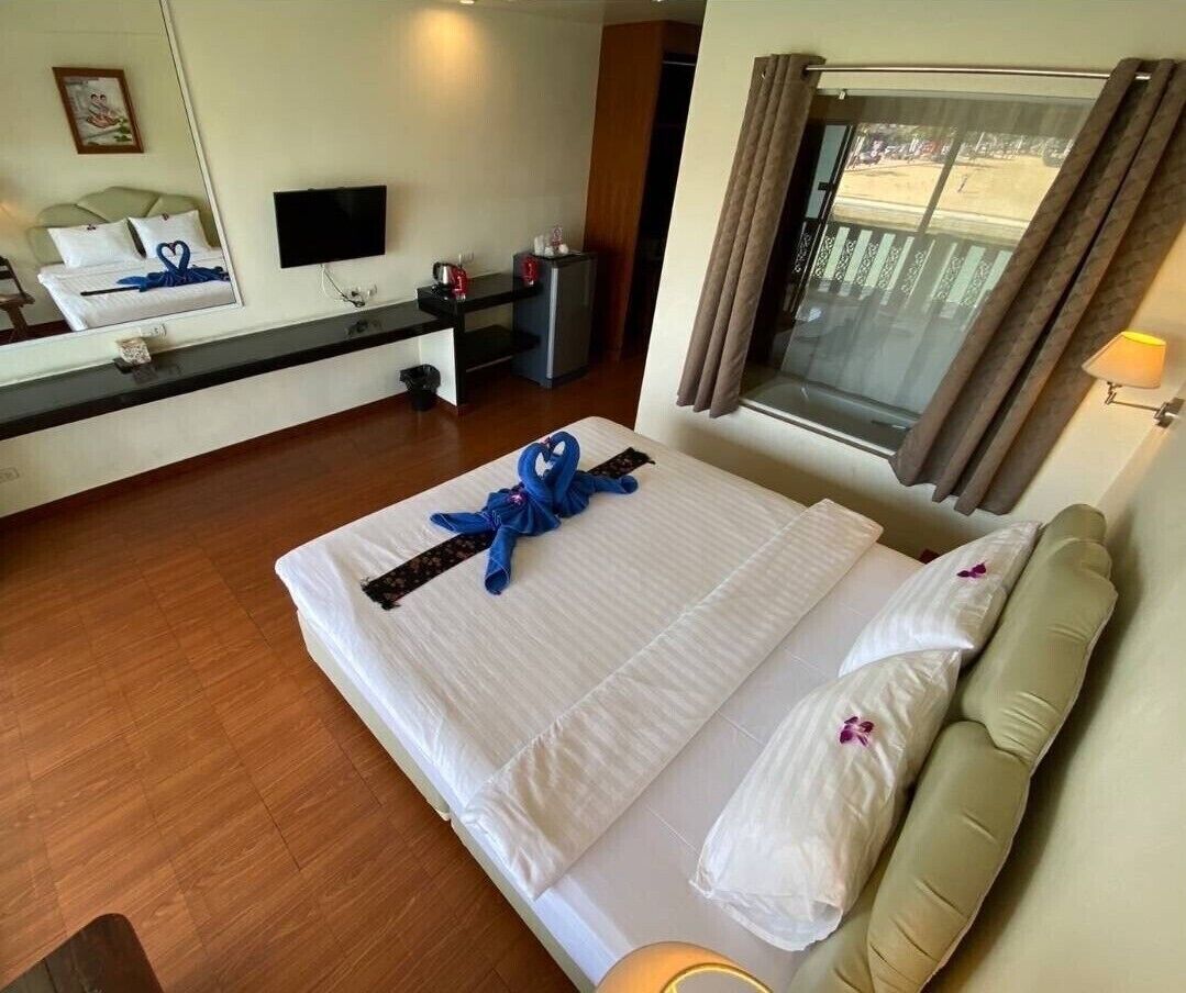 Deluxe Double Room with Sea View | Minibar, in-room safe, free wired Internet
