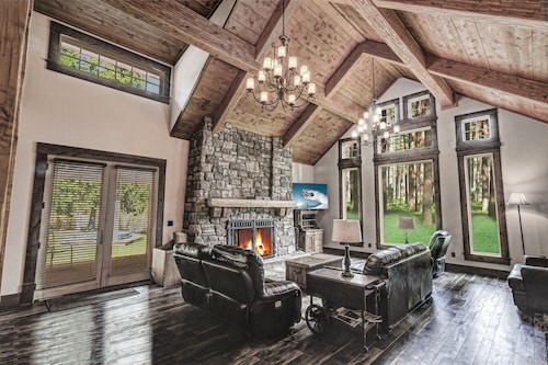 MTNLUX Refuge_Creekside Sauna & Hot Tub