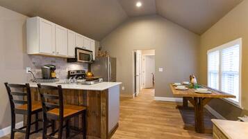 Een koelkast, een magnetron, een oven, een kookplaat