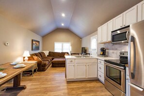 Een koelkast, een magnetron, een oven, een kookplaat