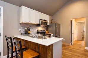 Frigorifero, microonde, forno, piano cottura