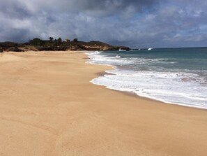 Beach nearby, sun-loungers, beach towels - Romantic Modern Upstairs Corner Studio with Ocean View, on the Island of Molokai (Maunaloa)