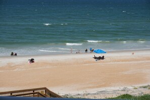 Sulla spiaggia, lettini da mare, teli da spiaggia