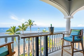 Property grounds - Oceanfront Top Floor Corner Unit with Sweeping View at Lahaina Shores (Lahaina)