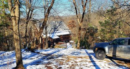 Secluded cabin on the Kings river at Marshall Ford. Private and beautiful river