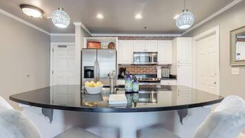 雪櫃、微波爐、焗爐、爐具