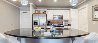 Stylish King 1BR Loft near Main St Fun, 8$/Parking