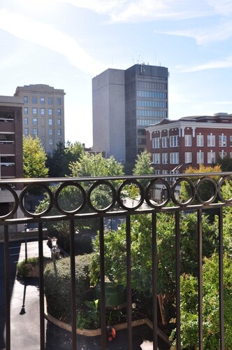 1/2 cuadra de la calle principal en el corazón del centro de la ciudad