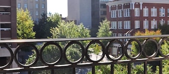 Stylish King 1BR Loft near Main St Fun, 8$/Parking