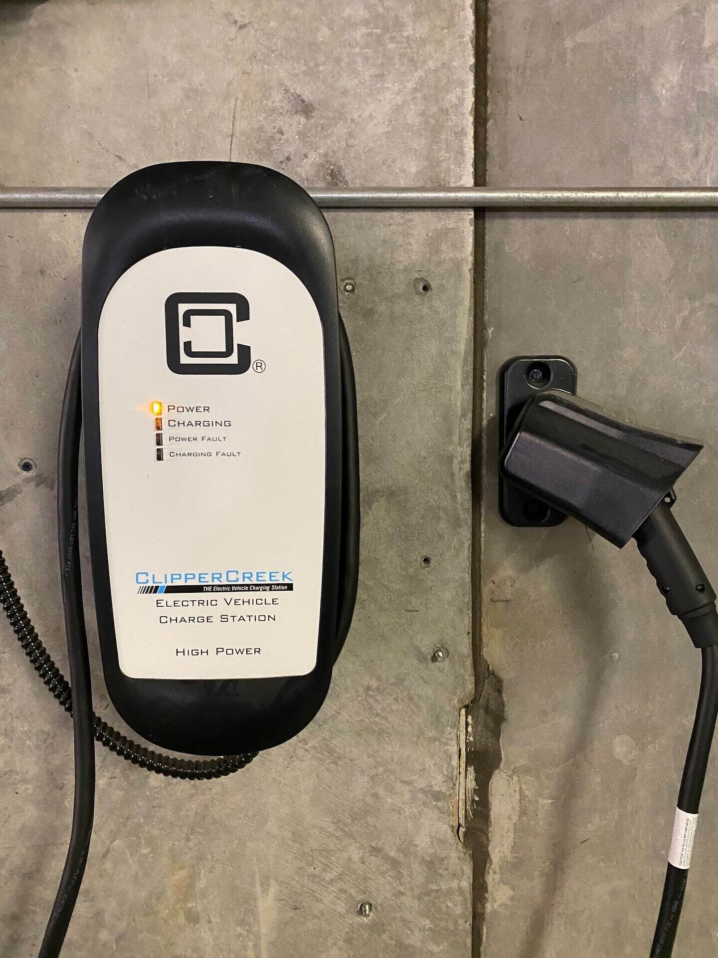 Une borne de recharge pour véhicules électriques, munie d’une étiquette indiquant qu’il s’agit d’une borne de recharge à haute puissance.
