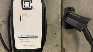 Une borne de recharge pour véhicules électriques, munie d’une étiquette indiquant qu’il s’agit d’une borne de recharge à haute puissance.