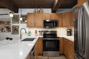 Kylskåp, mikrovågsugn, ugn och spishäll