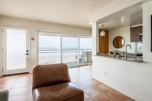 Interior - Surf's Up Sanctuary: Ultimate Beachfront Getaway in Mission Beach (San Diego)